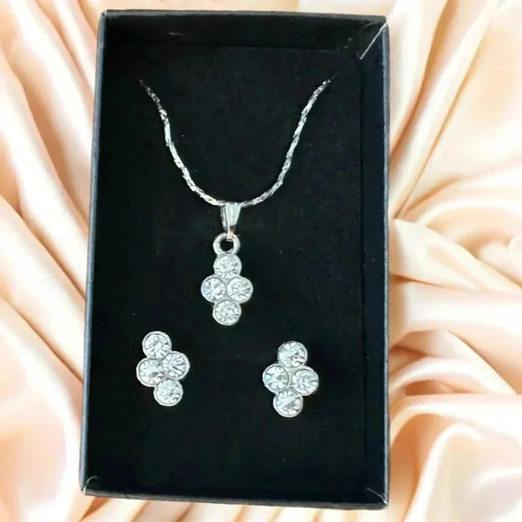 Silver Tone Cluster Crystal Necklace Earring Set Women’s Fashion Jewelry - Picture 1 of 6
